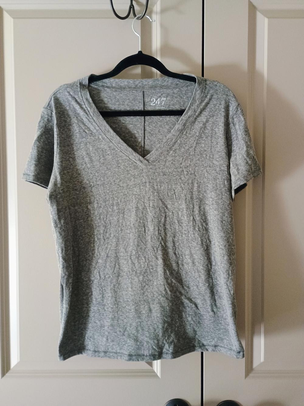 Maurices 24/7 Heather Gray V-Neck Short Sleeve Tee
